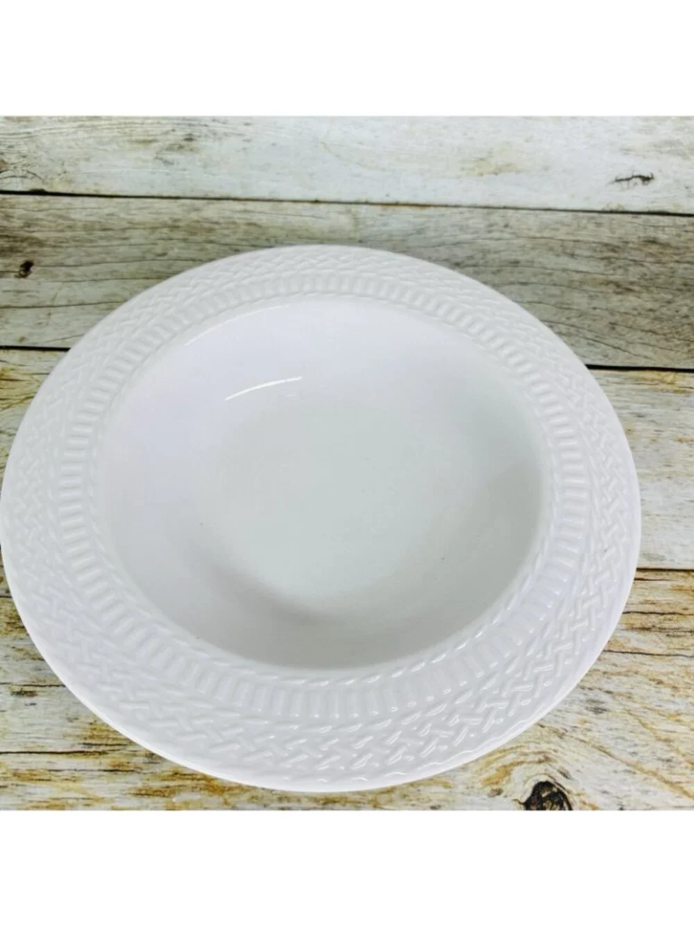Livingquarters LIQ10 White Embossed Basketweave Rimmed 9